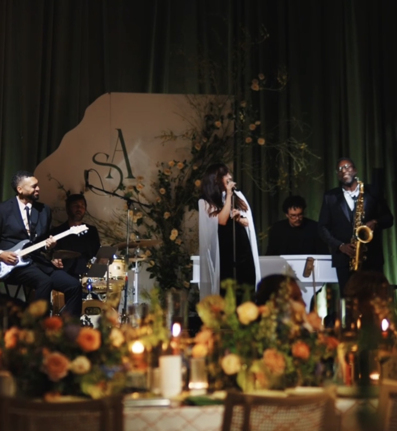 Dinner band with vocalist